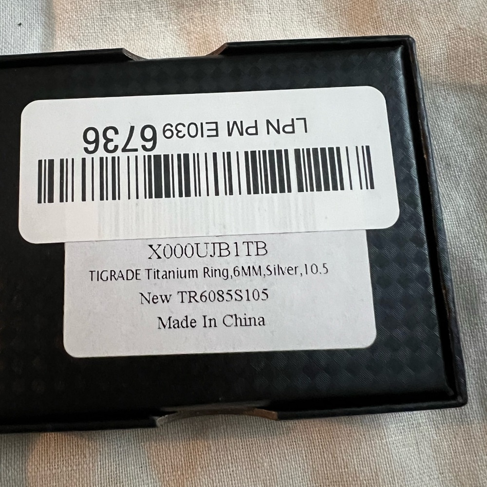 Tigrade titanium 6mm silver wedding band
New in bag